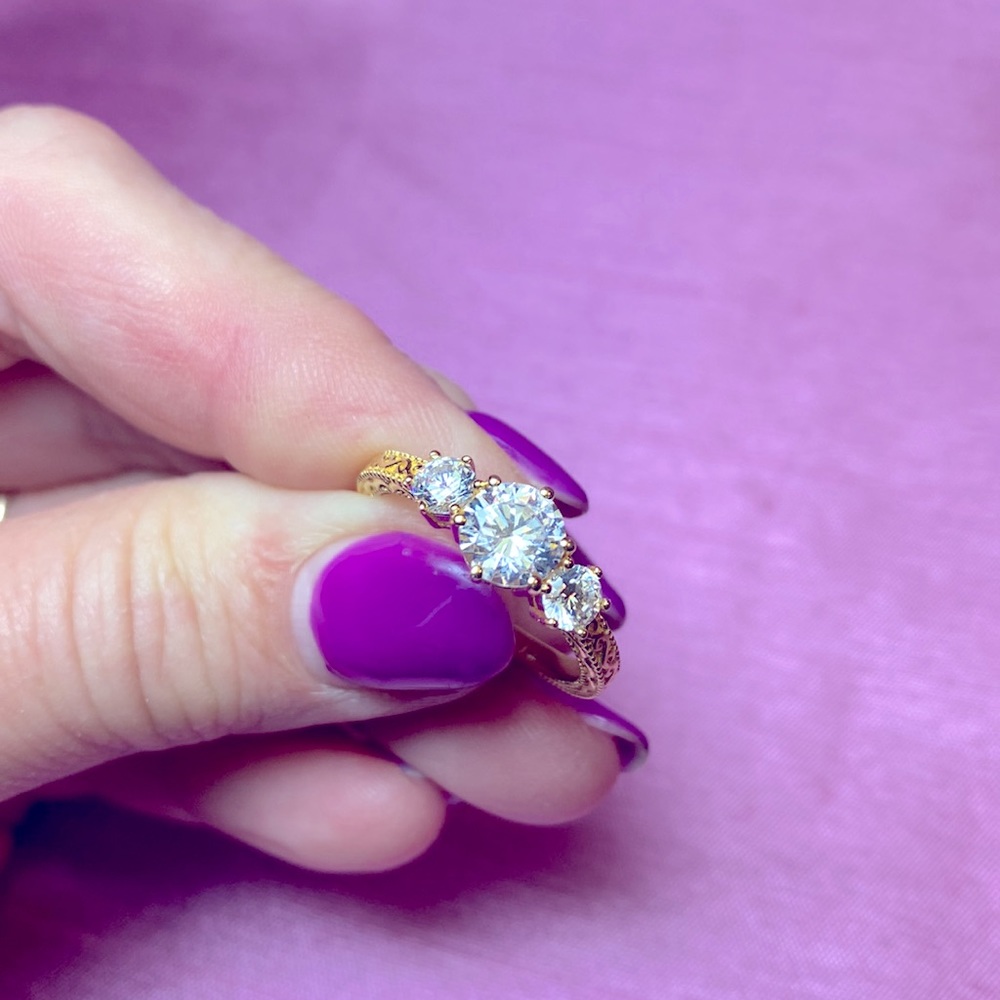 Bella Luce White Diamond Simulant Ring - Picture 9 of 12